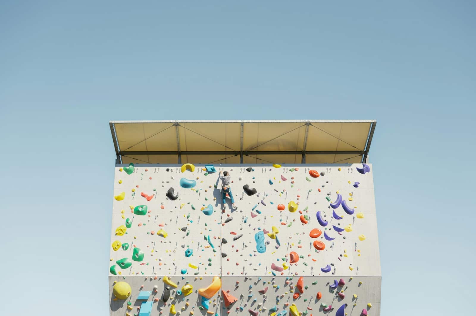 Escalador en una colorida vía artificial al aire libre